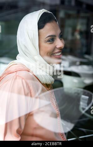 Bella donna marocchina con hijab e tipico abito arabo Foto Stock