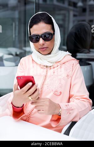 Bella donna marocchina con hijab e tipico abito arabo Foto Stock