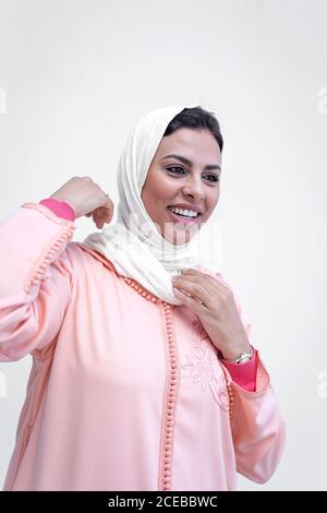 Bella donna marocchina con hijab e tipico abito arabo Foto Stock