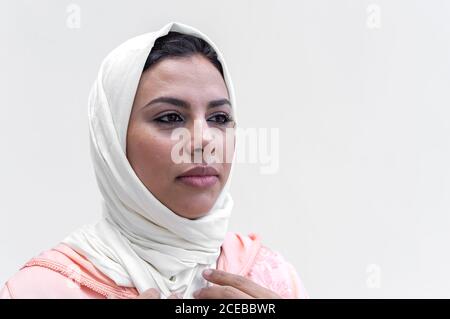 Bella donna marocchina con hijab e tipico abito arabo Foto Stock