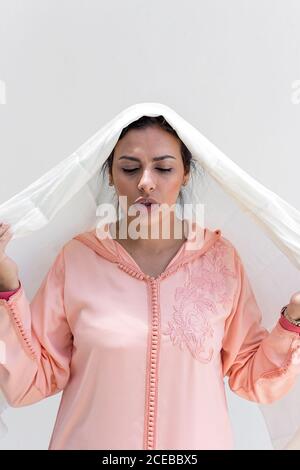 Bella donna marocchina con hijab e tipico abito arabo Foto Stock