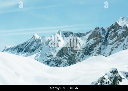 Bella vista sulle montagne bianche innevate sotto il cielo blu in giornata di sole. Foto Stock