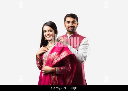 L'uomo indiano legando o presentando la collana d'oro alla sua bella moglie il compleanno, il giorno di San Valentino, l'anniversario o il festival di Diwali Foto Stock