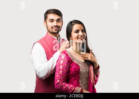 L'uomo indiano legando o presentando la collana d'oro alla sua bella moglie il compleanno, il giorno di San Valentino, l'anniversario o il festival di Diwali Foto Stock