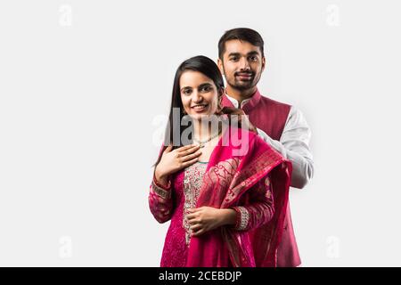 L'uomo indiano legando o presentando la collana d'oro alla sua bella moglie il compleanno, il giorno di San Valentino, l'anniversario o il festival di Diwali Foto Stock