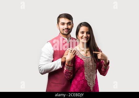 L'uomo indiano legando o presentando la collana d'oro alla sua bella moglie il compleanno, il giorno di San Valentino, l'anniversario o il festival di Diwali Foto Stock