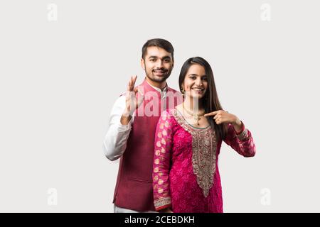 L'uomo indiano legando o presentando la collana d'oro alla sua bella moglie il compleanno, il giorno di San Valentino, l'anniversario o il festival di Diwali Foto Stock