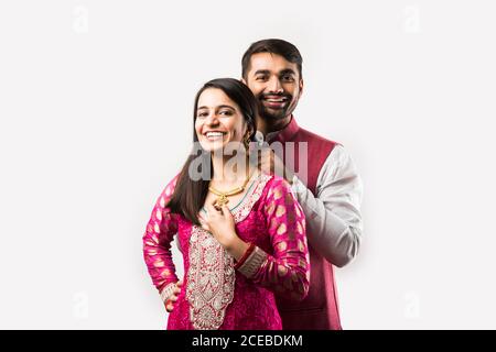 L'uomo indiano legando o presentando la collana d'oro alla sua bella moglie il compleanno, il giorno di San Valentino, l'anniversario o il festival di Diwali Foto Stock