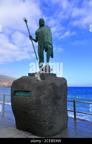 Statua di una Guanche situata a Candelaria, Tenerife, Isole Canarie, Spagna. Foto Stock