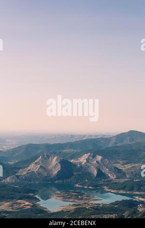 Piccolo lago tranquillo situato nella valle vicino a bella montagna su Giornata di sole in Spagna Foto Stock