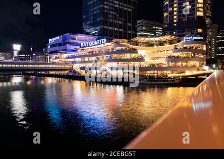 YOKOHAMA, GIAPPONE - 27 Agosto 2020 : Vista del centro commerciale DEL QUARTIERE DELLA BAIA di notte. Foto Stock