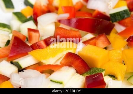 verdure colorate tritate su fuoco selettivo closeup plete Foto Stock