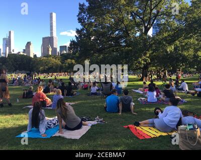 New York, Stati Uniti. 30 agosto 2020. Numerose persone si sono riunite a Central Park per assistere a un evento organizzato dal club 'Stand Up NY'. Durante la crisi di Corona, gli organizzatori culturali di New York hanno prodotto molte nuove idee. Credit: Christina Horsten/dpa/Alamy Live News Foto Stock