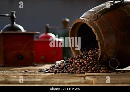 Chicchi di caffè e macinacaffè vintage Foto Stock