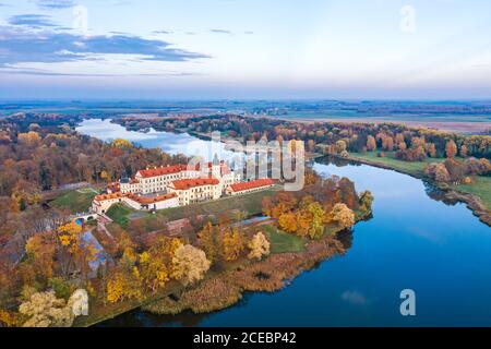 NESVIZH, BIELORUSSIA - 15 OTTOBRE 2019: Museo Nazionale di Storia e Cultura-Riserva 'Nesvizh'. Complesso di palazzi. Patrimonio dell'umanità dell'UNESCO. Foto aerea Foto Stock