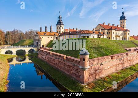 NESVIZH, BIELORUSSIA - 20 OTTOBRE 2019: Museo Nazionale di Storia e Cultura-Riserva 'Nesvizh'. Complesso di palazzi. Patrimonio dell'umanità dell'UNESCO. Vista aerea o Foto Stock