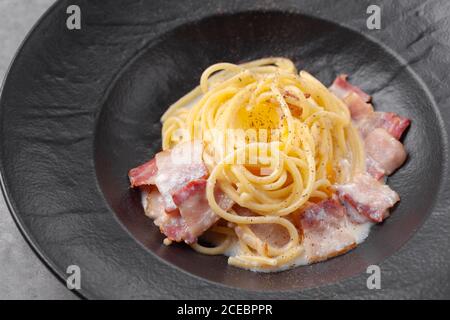 Spaghetti alla carbonara di pasta italiana con pancetta, uova, parmigiano Foto Stock