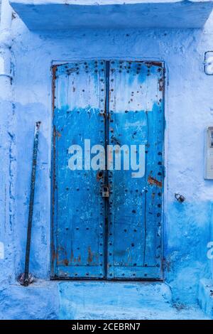 Antica porta d'epoca blu di un antico edificio in pietra a Marrakech, Marocco Foto Stock