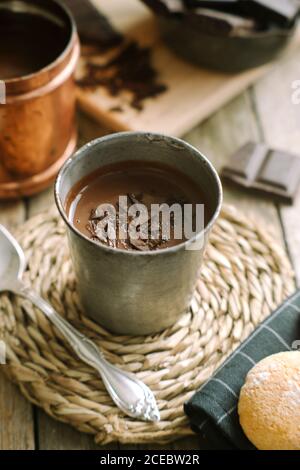 Tazza di cioccolata calda con guarnitura a pezzi di cioccolato Foto Stock