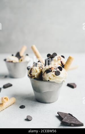 Gelato alla vaniglia con cioccolato e wafer Foto Stock