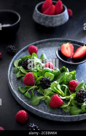Primo piano su insalata di frutti di bosco Foto Stock