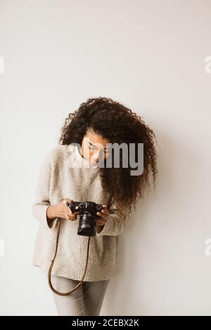 Allegro nero Donna con macchina fotografica Foto Stock