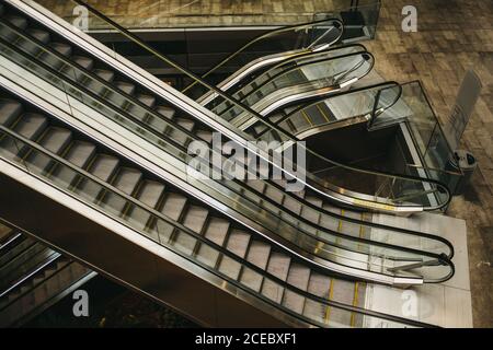 Dall'alto di scale mobili all'interno di un edificio moderno Miami Foto Stock