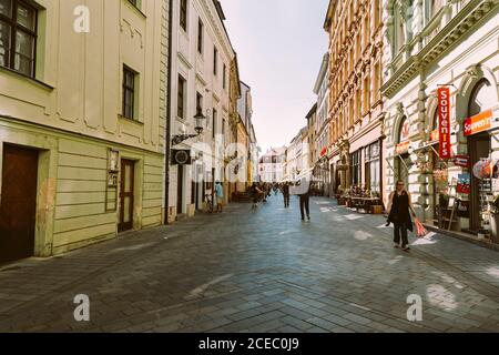 BRATISLAVA, SLOVACCHIA, 3 OTTOBRE 2016: I turisti camminano nella città vecchia di Bratislava, Slovacchia Foto Stock