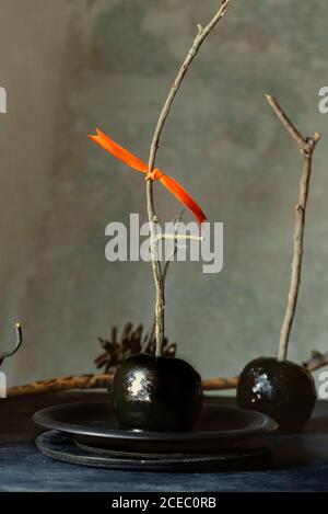 Mele al caramello nero, pronte a mangiare allo spuntino autunnale di Halloween Foto Stock