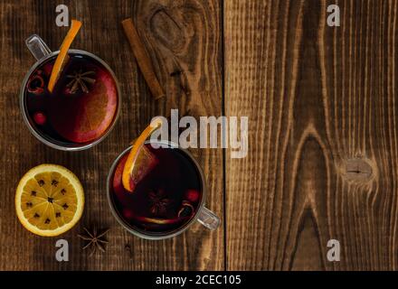 VIN brulé con arance e spezie sul tavolo di legno Foto Stock