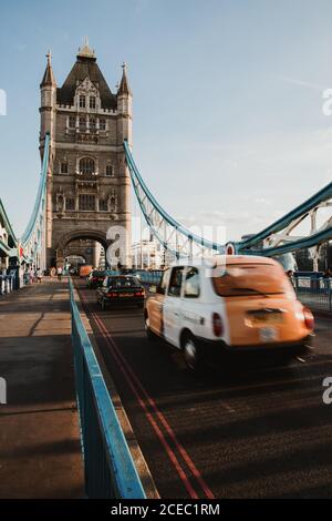LONDRA, REGNO UNITO - 23 OTTOBRE 2018: Automobili e persone sul ponte antico Foto Stock