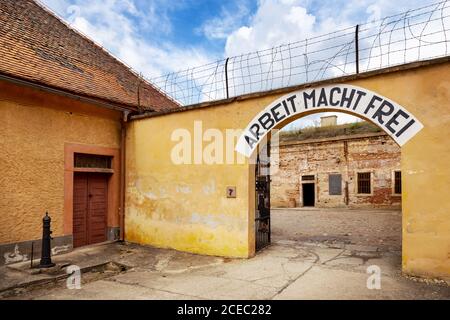 Arbeit macht frei, Mala pevnost, Pamatnik narodniho utrpene, Terezin, Ceska republika / piccola fortezza, Memoriale della sofferenza nazionale, Terezin, ceco Foto Stock