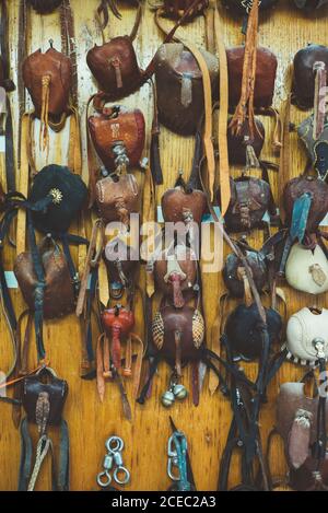 Cappelli protettivi in pelle per uccelli appesi alla parete. Foto Stock