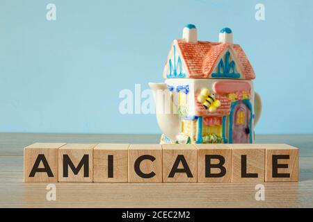 Amicable - parola sui cubi di legno, famiglia di concetto Foto Stock