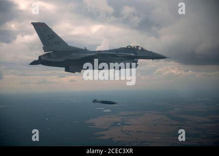 Un US F-16 Fighting Falcon assegnato al 480° Squadron Expeditionary Fighter fa cadere un'unità di bombardamento guidata inerte, variazione 38, (GBU-38) sulla gamma D-37 a Nadarzyce, Polonia, 24 agosto 2020. Durante la rotazione del distacco aereo 20-4 piloti sono stati in grado di aumentare le loro capacità di combattimento bellico, nonché di allenarsi insieme ai loro partner polacchi e rafforzare la preparazione congiunta. (STATI UNITI Air Force foto di Senior Airman Chanceler Nardone) Foto Stock