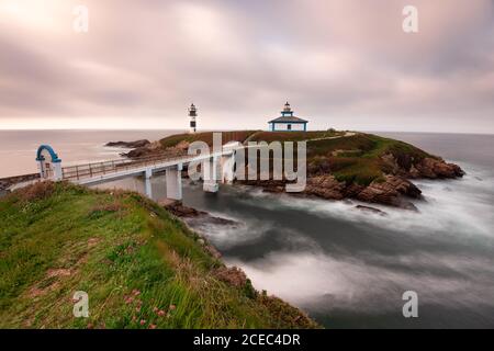 Magnifica vista del piccolo ponte che attraversa il maestoso fiume vicino al mare di mattina Foto Stock