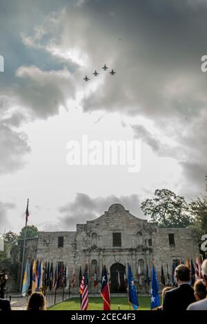 Texas Air National Guard Airmen attaccato alla 149th Fighter Wing, i "Gunfighters" sorvolano l'Alamo a San Antonio, Texas, il 28 agosto 2020. Il flyover è stato condotto in onore del ritiro del Gen. Joseph L. Lengyel, il 28 ° capo del National Guard Bureau. Prima di assumere il comando come capo, il generale Lengyel è stato il vice comandante per la 149esima ala dei combattenti. (STATI UNITI Guardia nazionale dell'esercito foto di Andrew Ryan Smith) Foto Stock