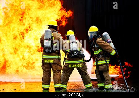 Aircraft Rescue e Fire Fighting Marines con sede centrale e sede centrale Squadron, condurre un addestramento di fuoco in tensione sulla stazione aerea del corpo dei Marine Iwakuni, Giappone, 8 luglio 2020. I Marines svolgono ogni mese una formazione sul fuoco vivo per mantenere la preparazione e la competenza. (STATI UNITI Marine Corps foto di CPL. Joshua Davis) Foto Stock