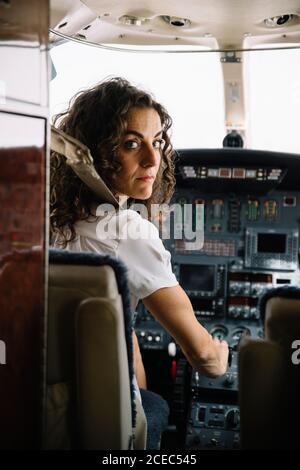 Brunette Donna piano di navigazione Foto Stock