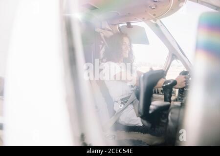 Brunette Donna piano di navigazione Foto Stock