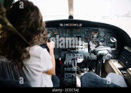 Brunette Donna piano di navigazione Foto Stock