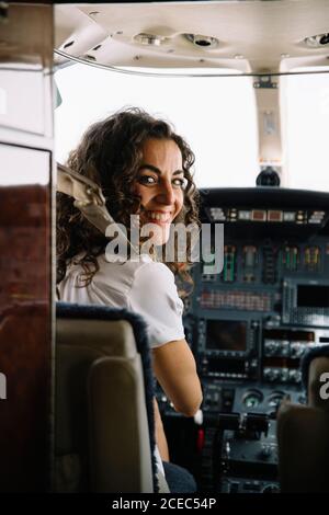 Brunette Donna piano di navigazione Foto Stock