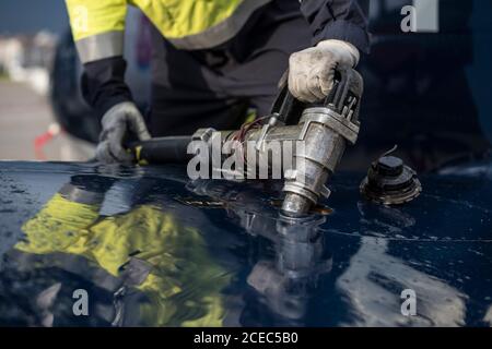 Coltivare l'uomo in uniforme alimentando l'aereo moderno mentre si lavora campo aereo Foto Stock