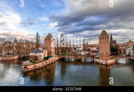 Il Ponts Couverts, un insieme di 3 ponti e 4 torri che costituiscono un'opera difensiva eretta nel 13 ° secolo sul fiume Ill a Strasburgo, Francia. Foto Stock