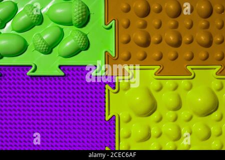 Vista dall'alto dei tappetini ortopedici. Tappetini colorati e luminosi per evitare il massaggio dei piedi e dei piedi piatti. Foto Stock