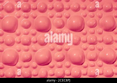 Tappetino ortopedico rosa a forma di piccole pietre su fondo bianco per massaggio ai piedi. Prevenzione dei piedi piani dei bambini Foto Stock