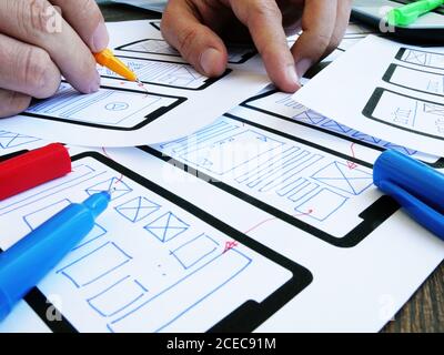 Il progettista ui UX sviluppa la progettazione di un'applicazione mobile. Foto Stock