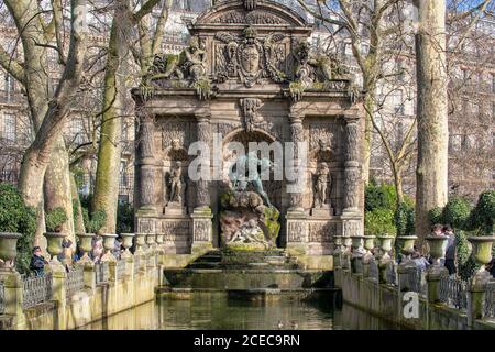 PARIGI, FRANCIA - 13 MARZO 2108: Giardino a Parigi, Francia Foto Stock