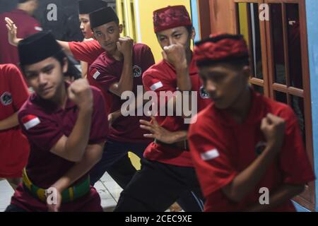 (200901) -- SOUTH TANGERANG, 1 settembre 2020 (Xinhua) -- i ragazzi praticano Pencak Silat Banten, un'arte marziale tradizionale, presso lo studio Keluarga Besar Banten nel distretto di Pamulang, South Tangerang, Banten, Indonesia, 31 agosto 2020. (Xinhua/Agung Kuncahya B.) Foto Stock