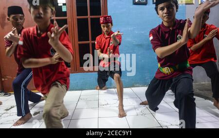 (200901) -- SOUTH TANGERANG, 1 settembre 2020 (Xinhua) -- i ragazzi praticano Pencak Silat Banten, un'arte marziale tradizionale, presso lo studio Keluarga Besar Banten nel distretto di Pamulang, South Tangerang, Banten, Indonesia, 31 agosto 2020. (Xinhua/Agung Kuncahya B.) Foto Stock